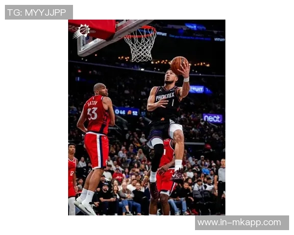 布克单骑难救主全场最高32分难阻对手逆袭第三节独得19分表现耀眼