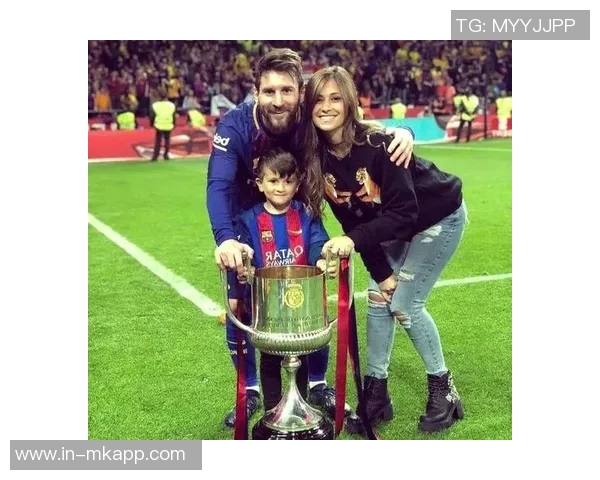 梅西坦言情感表达困难仍愿为安东内拉准备花朵重温初吻甜蜜回忆